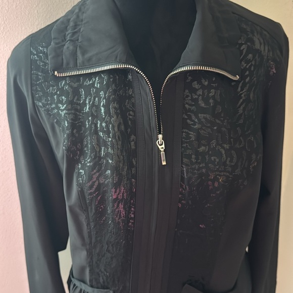 Chico’s Zenergy black full front zipper light jacket shimmer animal print Sz S - Picture 2 of 8